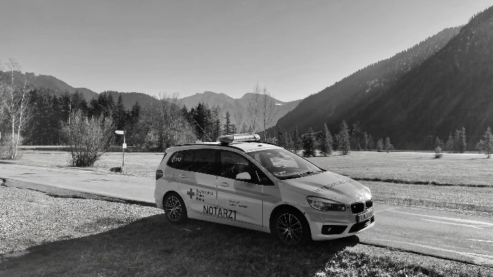Notarztwagen in den Aplen