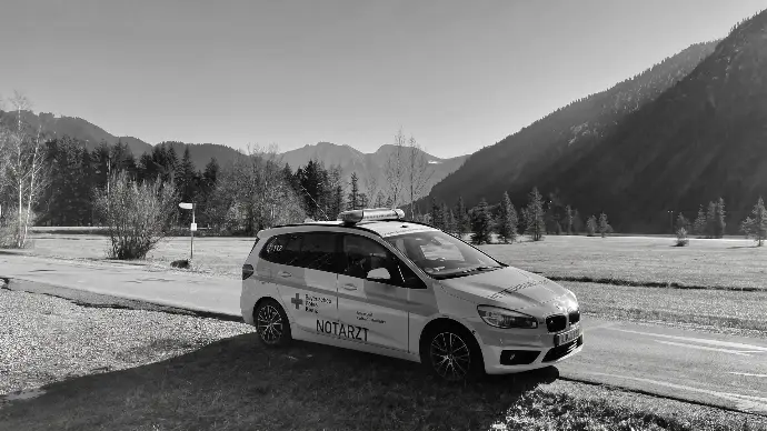 Notarztwagen in den Aplen